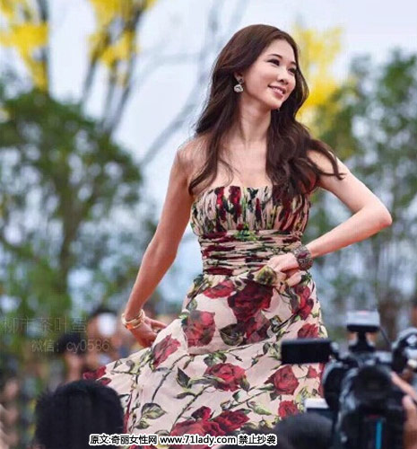 林志玲长裙走秀 全程微笑女神范十足