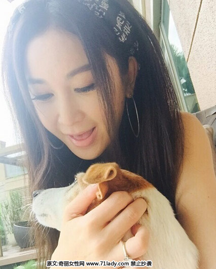 48岁温碧霞自拍照 被家犬舔嘴显娇羞