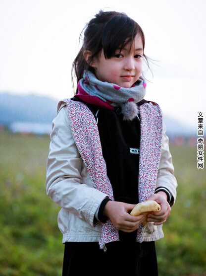 《爸爸去哪儿3》夏天草原写真 笑容甜美萌翻网友
