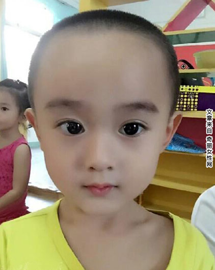 小男孩撞脸赵丽颖 大眼睛包子脸像极了赵丽颖