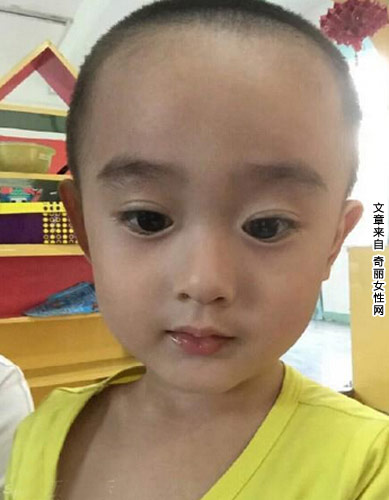 小男孩撞脸赵丽颖 大眼睛包子脸像极了赵丽颖