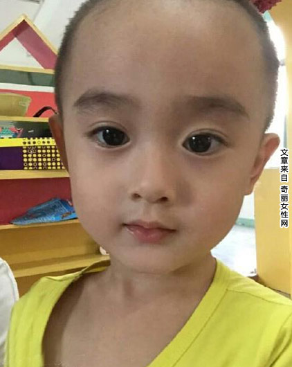 小男孩撞脸赵丽颖 大眼睛包子脸像极了赵丽颖