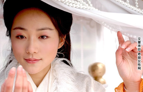 韩雪10年古装照曝光,19岁韩雪《飞刀又见飞刀》演冷小星,29岁《曹操》演貂蝉。韩雪10年来拍摄的古装剧照,有的清纯淡雅,有的端庄大气,韩雪古装美爆了。