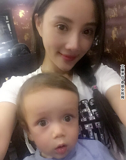 李小璐和女儿甜馨穿母女装 晒出和萌娃一起玩耍照片