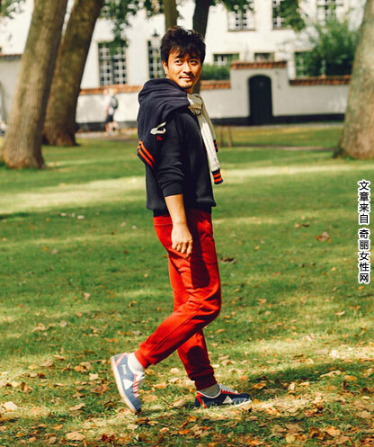 黄俊鹏街头写真 身穿休闲潮装温暖时尚