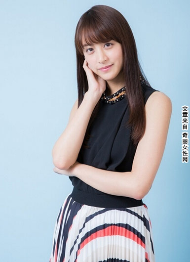 日本女星山本美月写真曝光,山本美月1991年7月18日出生于日福冈县,曾成功夺得了东京都举办的“第1届东京超级模特大赛”冠军,照片中的她端庄大方,尽显女人气质。