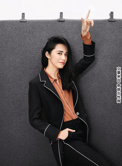 姚晨最新杂志封面写真曝光 帅气西服配长裤
