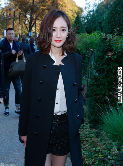 杨幂亮相巴黎时装周 凌乱短发秀美腿