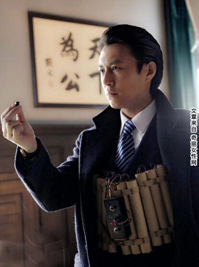 《伪装者》靳东删减剧照曝光 明楼紧抱汪曼春