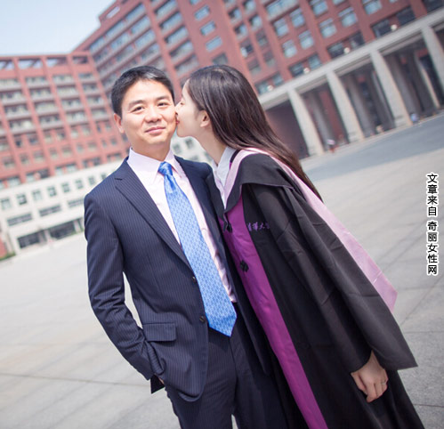奶茶妹妹刘强东二人毕业照