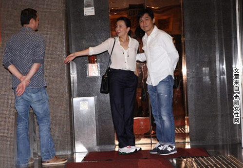 刘嘉玲梁朝伟情侣装现身 穿白色t恤衫很精神