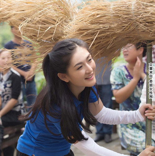 《偶像来了》谢娜蔡少芬晒秋舞龙 体验农家生活