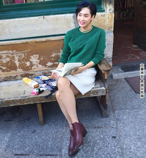 朱茵街拍照曝光 在异国街头绿衣白裙似少女