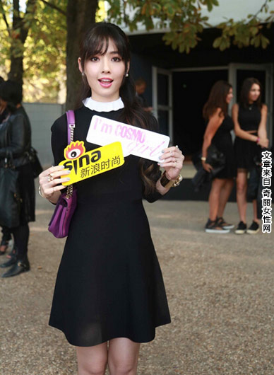 郭碧婷甜美亮相elie saab秀场,粉唇粗眉清新可爱,空气感刘海儿配长发马尾,少女味爆棚。