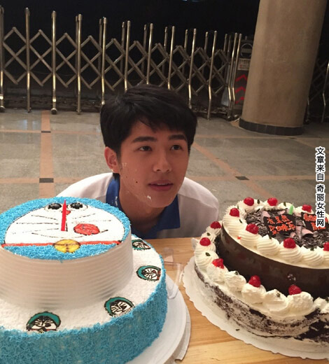 刘昊然庆祝18岁生日 脸涂蛋糕十分稚嫩
