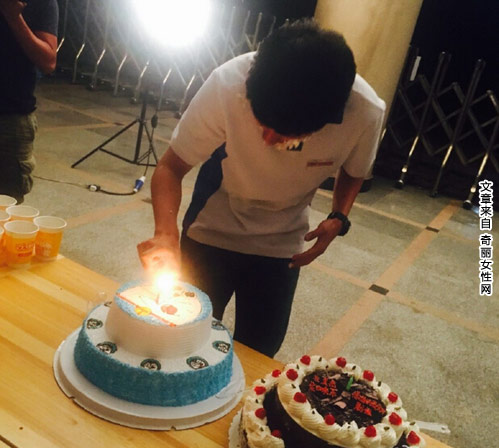 刘昊然庆祝18岁生日 脸涂蛋糕十分稚嫩