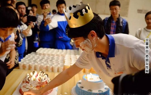 刘昊然庆祝18岁生日 脸涂蛋糕十分稚嫩