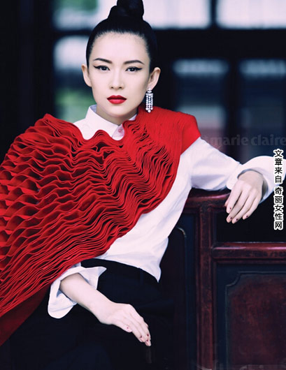 章子怡封面写真大片 身穿大红礼服美艳迷人