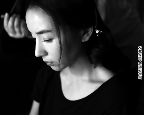 董洁黑白花絮照曝光 优雅端庄很有女人气质