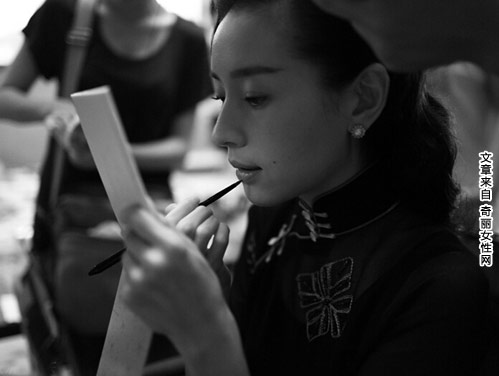 董洁黑白花絮照曝光 优雅端庄很有女人气质
