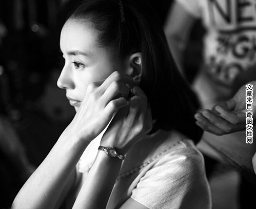 董洁黑白花絮照曝光 优雅端庄很有女人气质