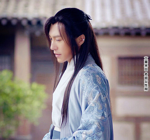 《琅琊榜》靳东饰演琅琊阁阁主蔺晨,曝光了几张剧照,飘逸如风,风流倜傥的靳东被粉丝直呼棒棒哒。