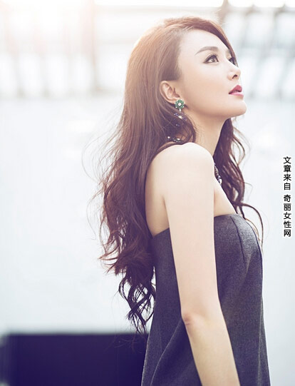 秦岚拍摄杂志封面写真 尽显古典之美