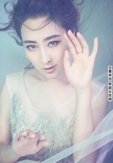 日前,马苏婚纱照曝光,为某杂志拍摄一组婚纱封面写真,照片中的她搭配圣洁的婚纱凸显出曼妙的身材。