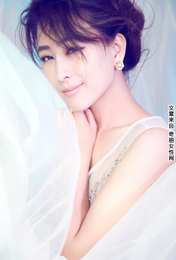马苏婚纱封面写真出炉 着圣洁婚纱凸显出曼妙的身材