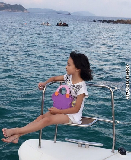 田亮一家晒度假照 女儿森碟和老婆叶一茜母秀大长腿