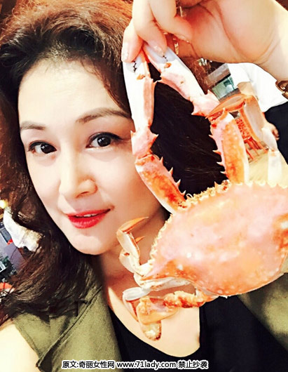 赵本山小姨子于月仙晒出海游玩照片 长发妩媚风情