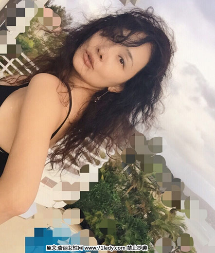 43岁牛莉在网上晒出一组海外度假时拍摄的美照,照片中的她穿着吊带黑裙,对着镜头撩拨发丝,回眸一笑风情万种。