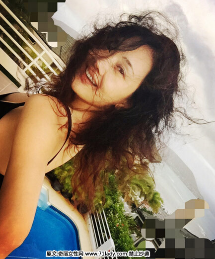 43岁牛莉晒度假美照 发丝撩动风情万种