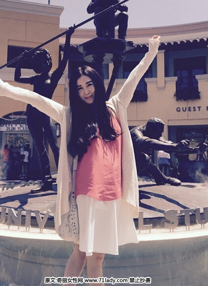 48岁温碧霞旅游美照,秀出香肩似少女
