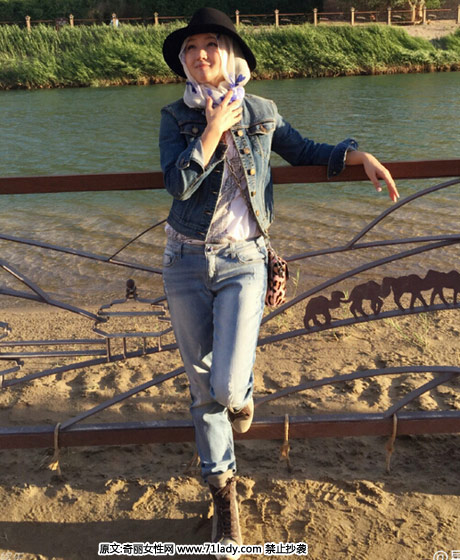 杨钰莹近日在网上晒出一组自己在敦煌月牙泉的自拍美照,美照曝光后立即引发不少网友关注,一身牛仔装扮搭配丝巾显得十分优雅迷人,让不少网友大叹“已被美哭”。文章出自: