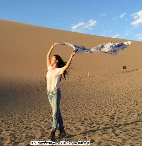 杨钰莹晒美照,丝巾随风飘扬很优美