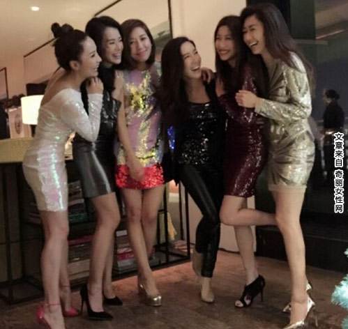 胡杏儿为闺蜜庆生 晒与闺蜜甜蜜庆生合照秀美腿