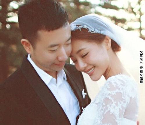 邓家佳老公结婚照 与相恋十年圈外老公结婚照流出