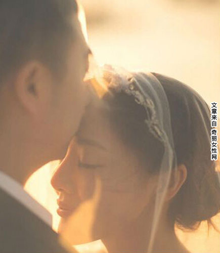 邓家佳老公结婚照 与相恋十年圈外老公结婚照流出