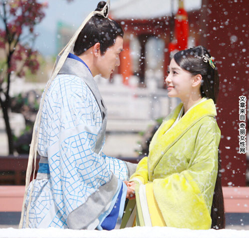 《云中歌》angelababy陆毅剧照被曝光,一组唯美雪景剧照中,两人在雪中嬉笑打闹,并深情对视十分暧昧。