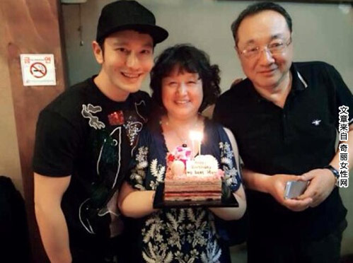 黄晓明父亲 昔日与父亲亲密合影曝光