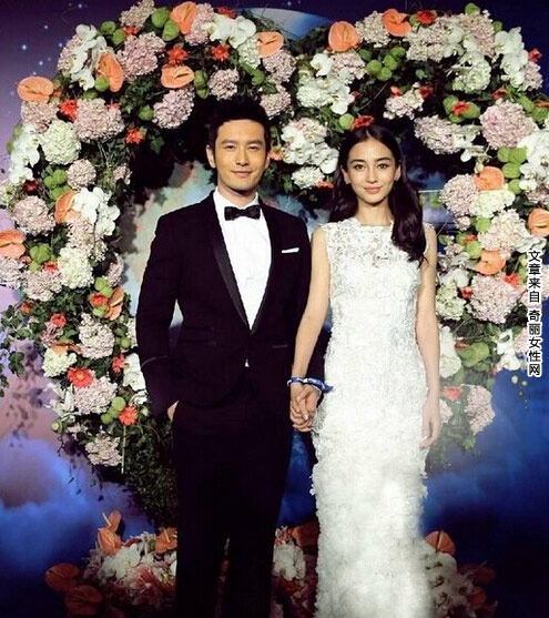 杨颖和黄晓明婚纱照 中式婚纱照十分喜庆浪漫