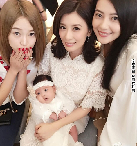 贾静雯办满月派对 与修杰楷为女儿办满月派对照片