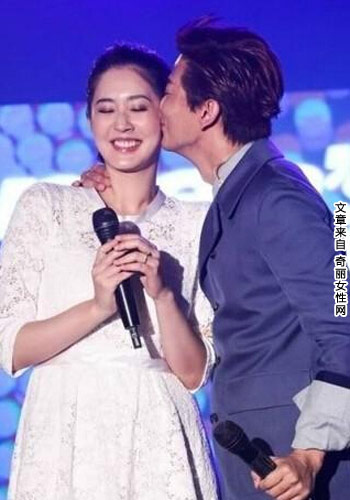 陈晓东与老婆合影 晒与老婆王妤娴亲密合影