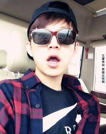 李易峰晒帅照 晒帅气自拍照戴墨镜扮酷被赞颜值高