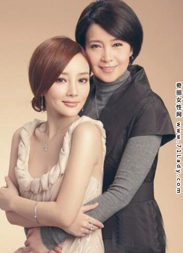 李小璐妈妈张伟欣照片 与妈妈合影似姐妹