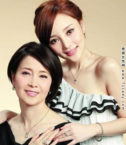 李小璐妈妈张伟欣照片 与妈妈合影似姐妹