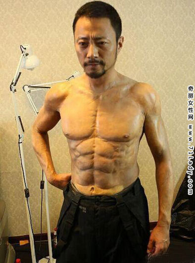 张涵予晒健身照 张涵予肌肉线条明显很健壮