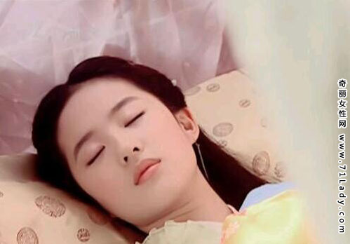 刘亦菲晒睡眠照 裹着毛毯闭眼睡觉十分恬静