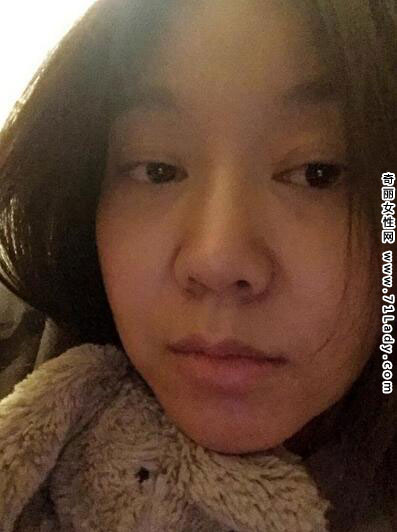 佟掌柜晒素颜照,日前凌晨,佟掌柜扮演者闫妮在微博上晒出了两张素颜照。照片中的她素颜出境,但现年45岁的她被看出眼袋明显,浮肿的双眼显得十分憔悴。